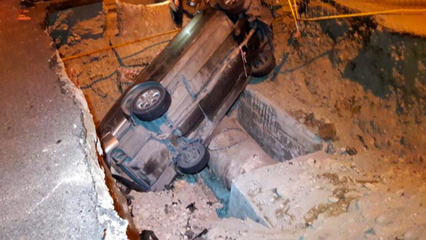 Toyota Camry провалилась в яму на Толе би в Алматы