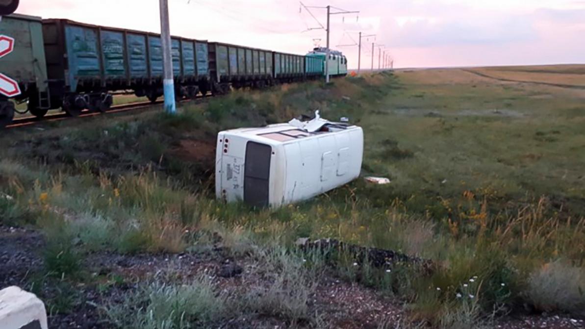 Автобус попал под поезд близ Экибастуза