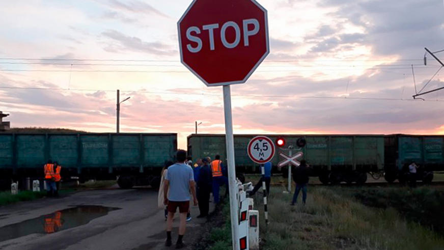 Автобус попал под поезд близ Экибастуза