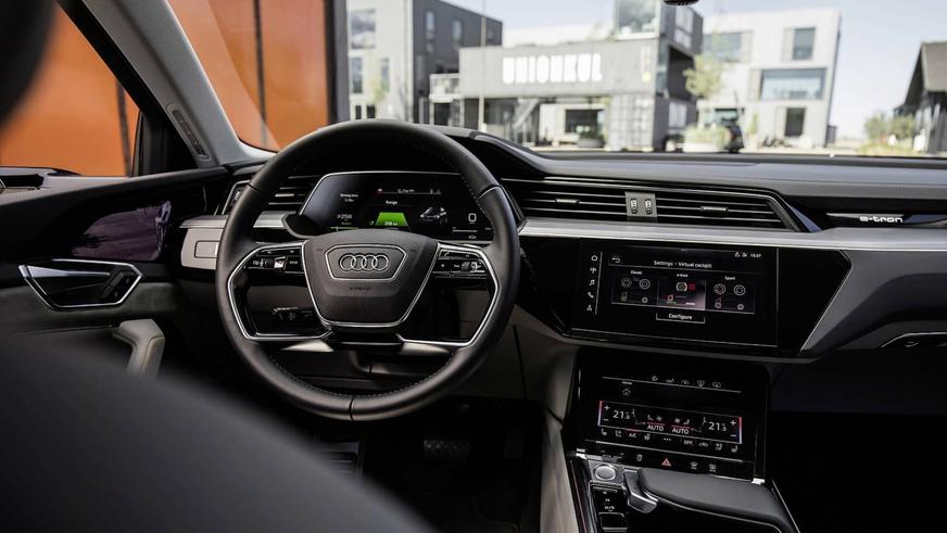 Audi показала салон кроссовера с дисплеями в дверях