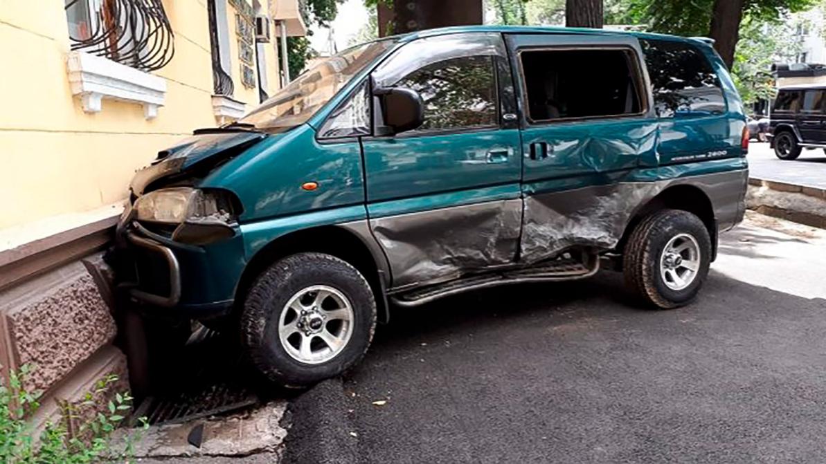 Mitsubishi Delica влетела в жилой дом в Алматы