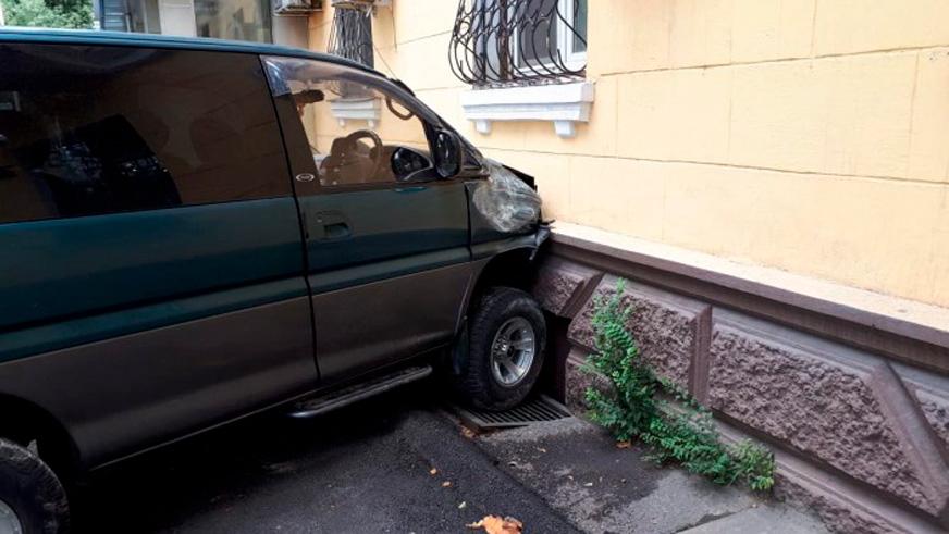 Mitsubishi Delica влетела в жилой дом в Алматы