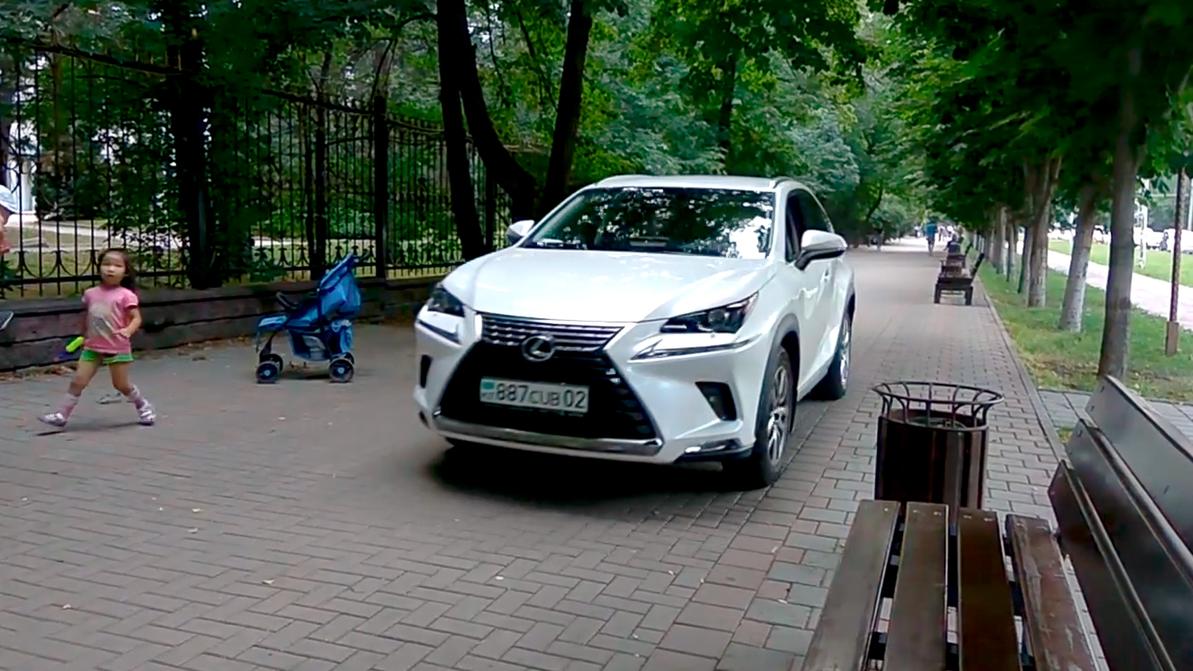 Lexus NX пронёсся по тротуару в Алматы. Водитель наказан