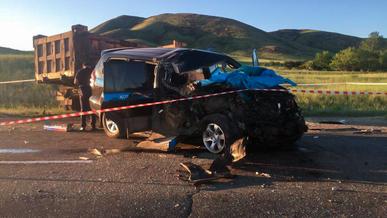 Полицейский Toyota LC Prado столкнулся с грузовиком на трассе