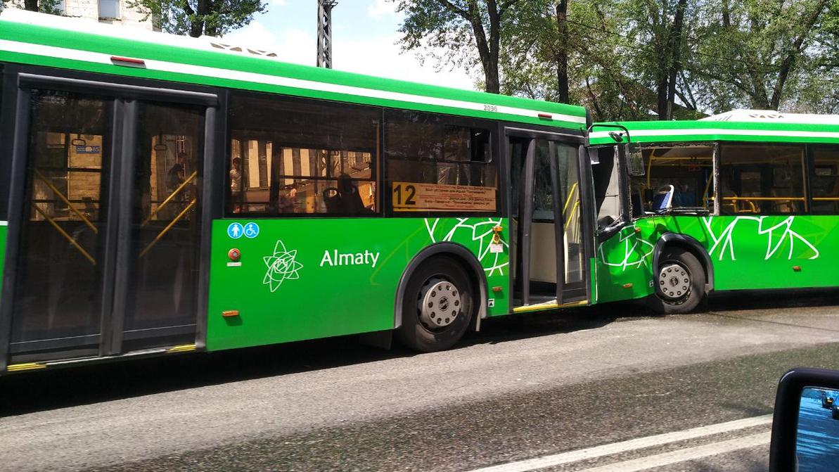 Два автобуса столкнусь лоб в лоб в Алматы