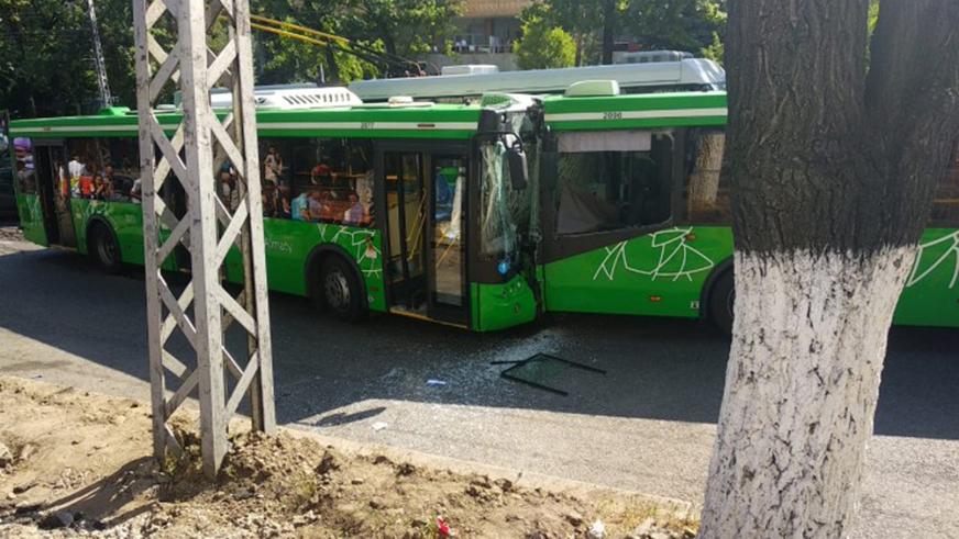 Два автобуса столкнусь лоб в лоб в Алматы