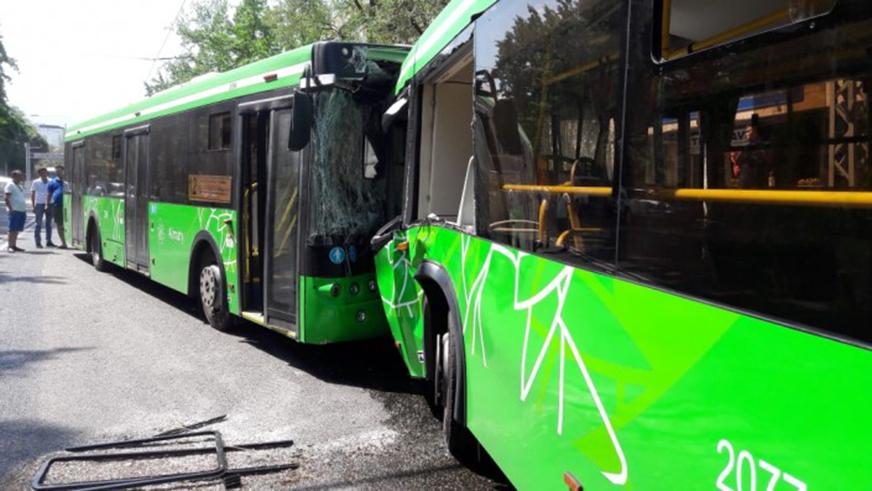 Два автобуса столкнусь лоб в лоб в Алматы