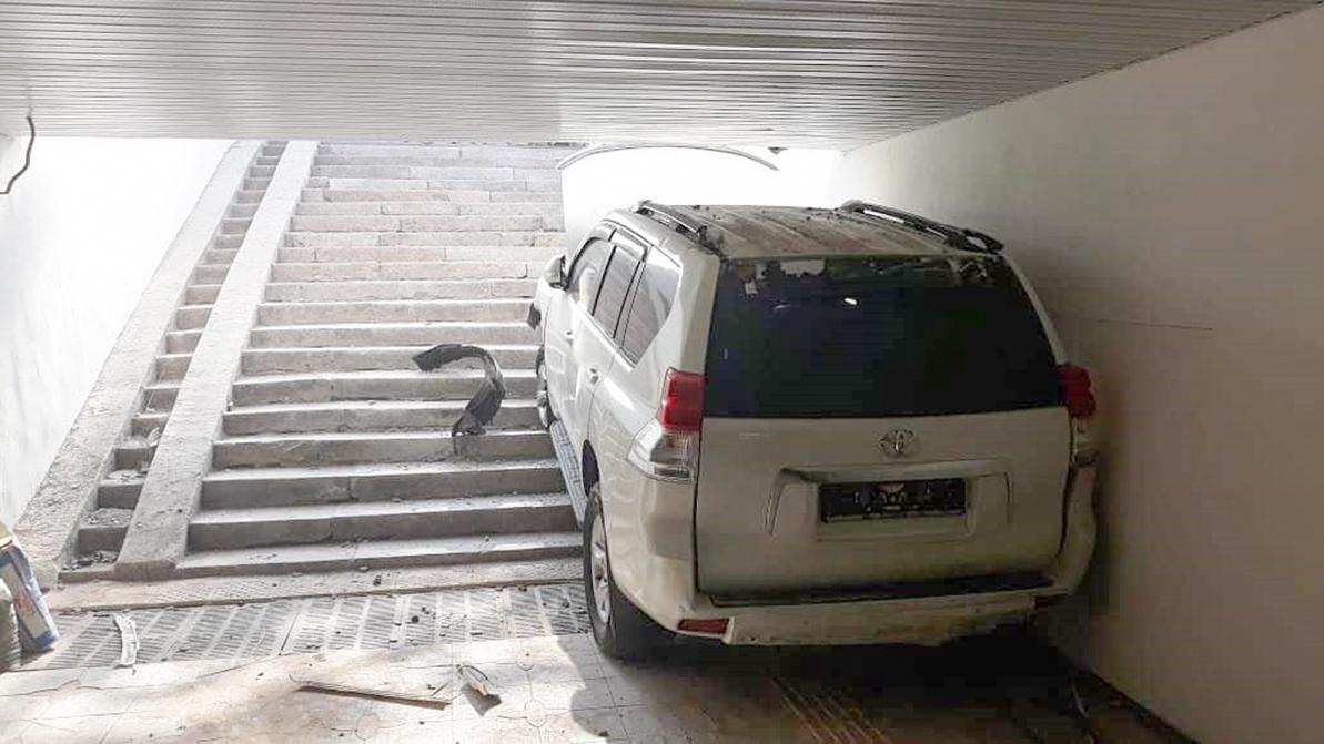 Toyota LC Prado влетел в подземный переход в Алматы