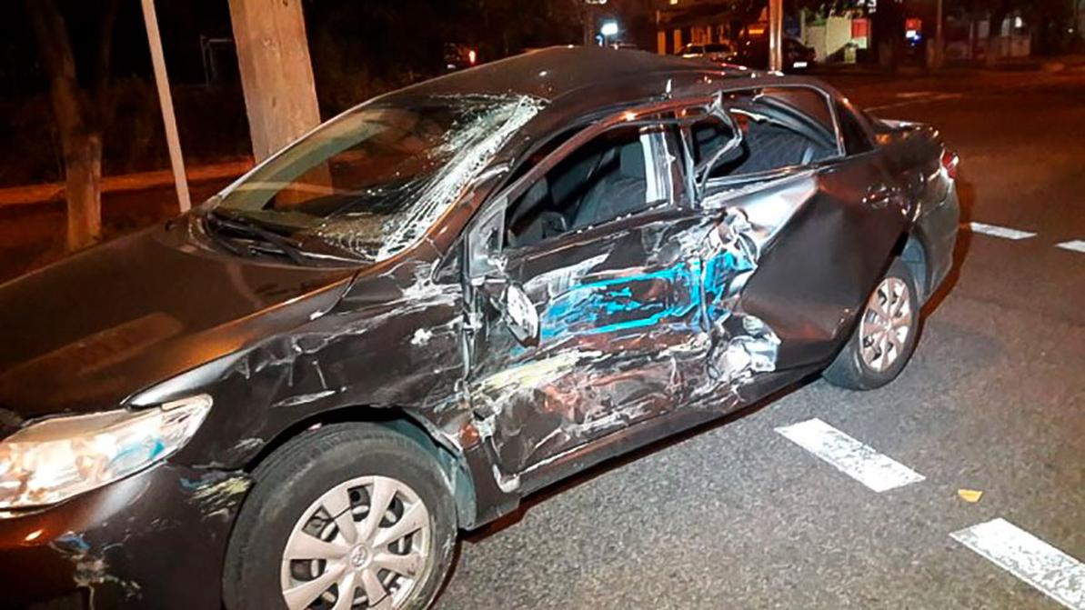 Автобус протаранил Toyota Corolla в Алматы