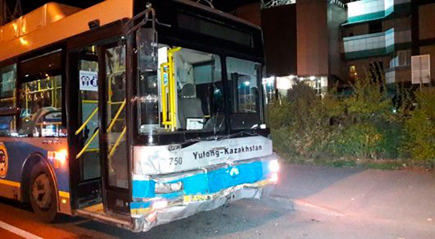 Автобус протаранил Toyota Corolla в Алматы
