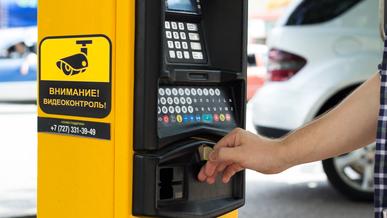 На платных парковках в Алматы появятся камеры