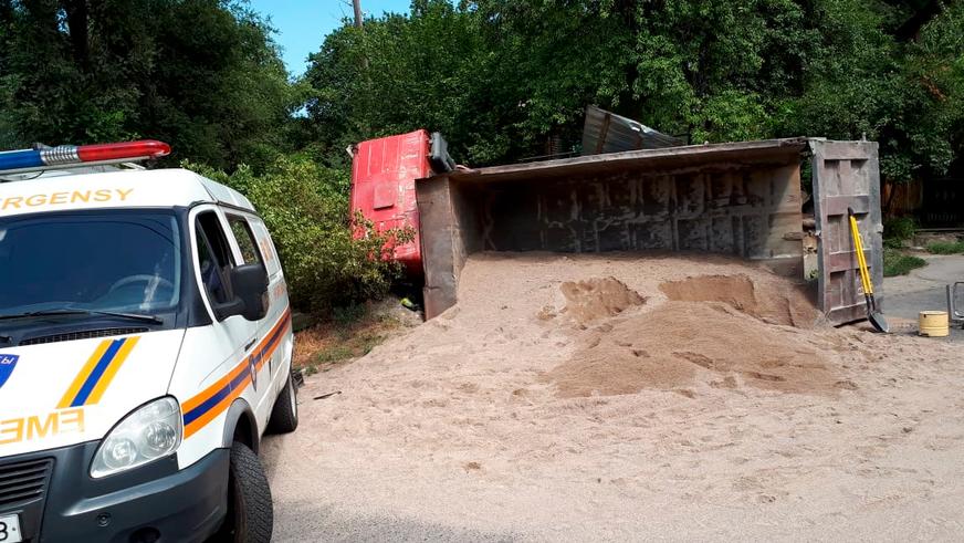 Китайский грузовик насмерть переехал водителя в Алматы