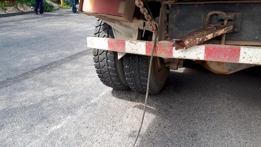 Китайский грузовик насмерть переехал водителя в Алматы