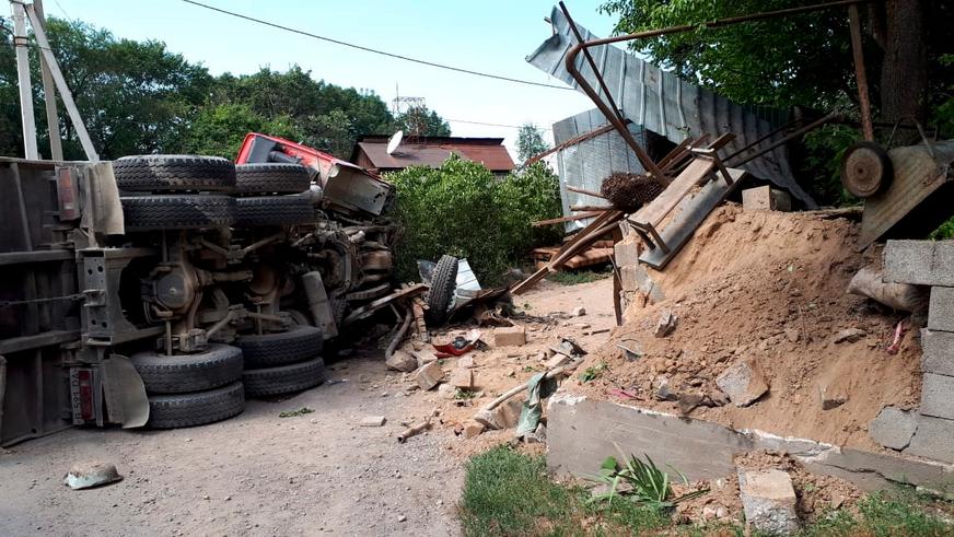 Китайский грузовик насмерть переехал водителя в Алматы