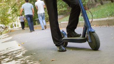 Ездить на электросамокатах по тротуарам запрещено