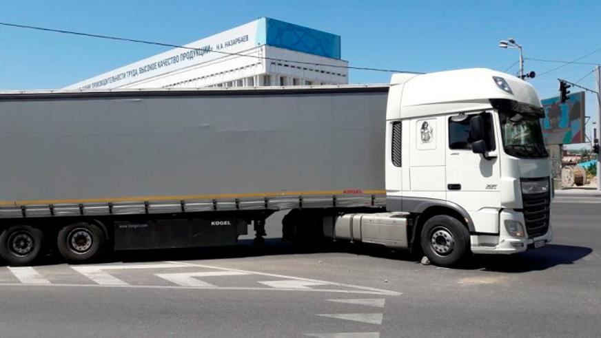 Семь автомобилей протаранила фура на площади Республики в Алматы