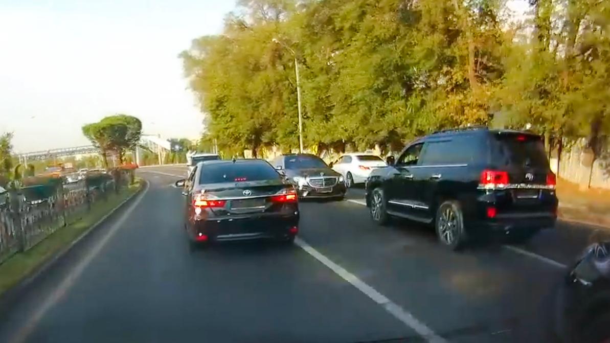 Задним ходом по Аль-Фараби без номеров