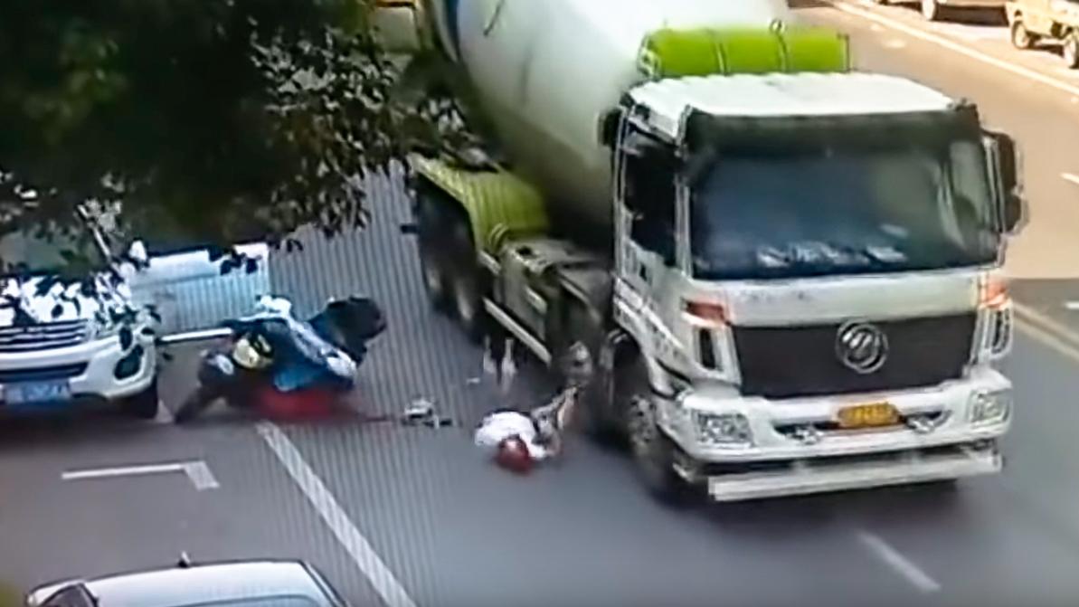 Мотоциклетный шлем спас жизнь женщине