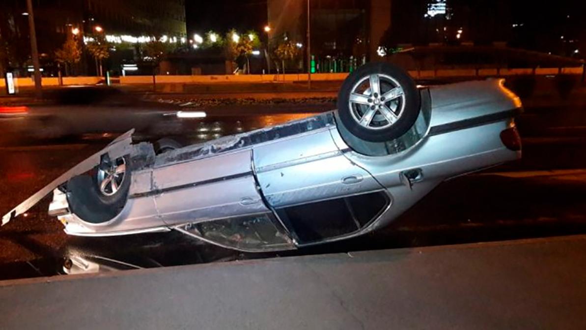 «Семёрка» BMW опрокинулась на Аль-Фараби в Алматы