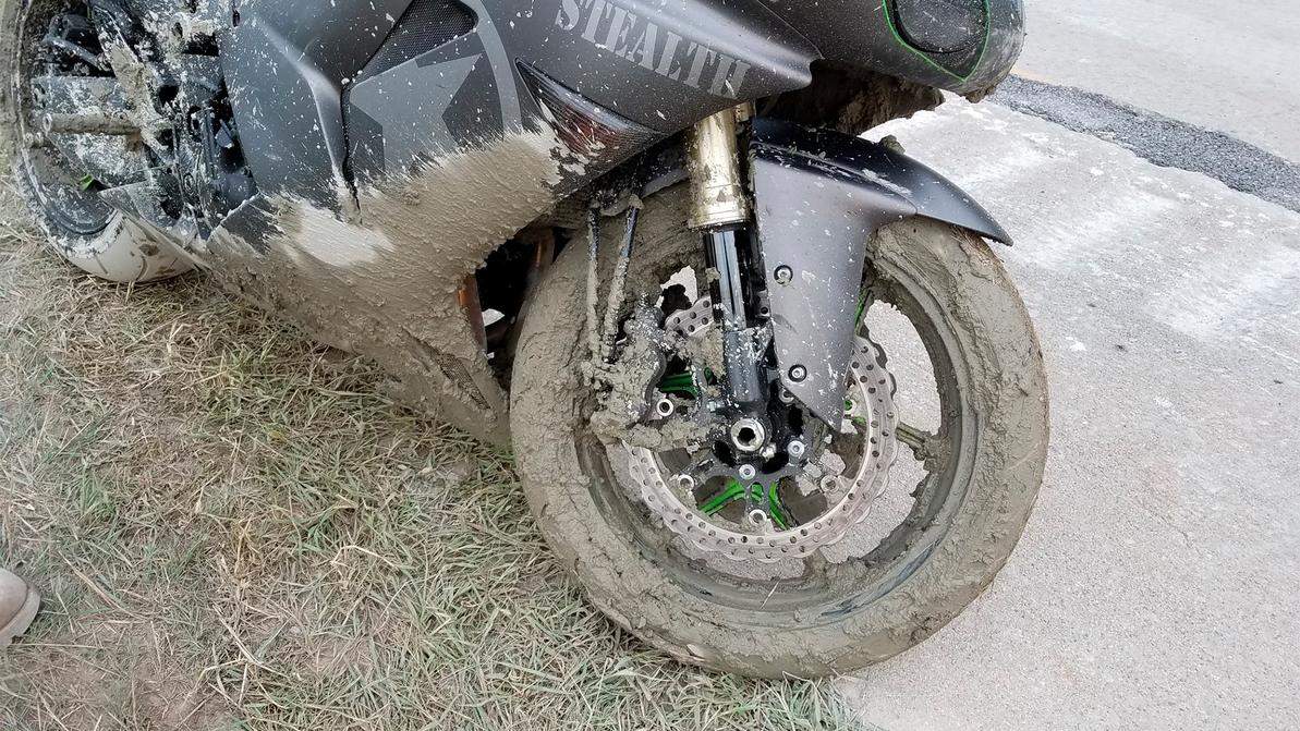 Зацементированный мотоцикл нашли на шоссе в США