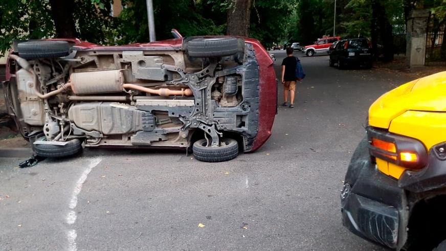 В Алматы FJ Cruiser «забодал» RAV4