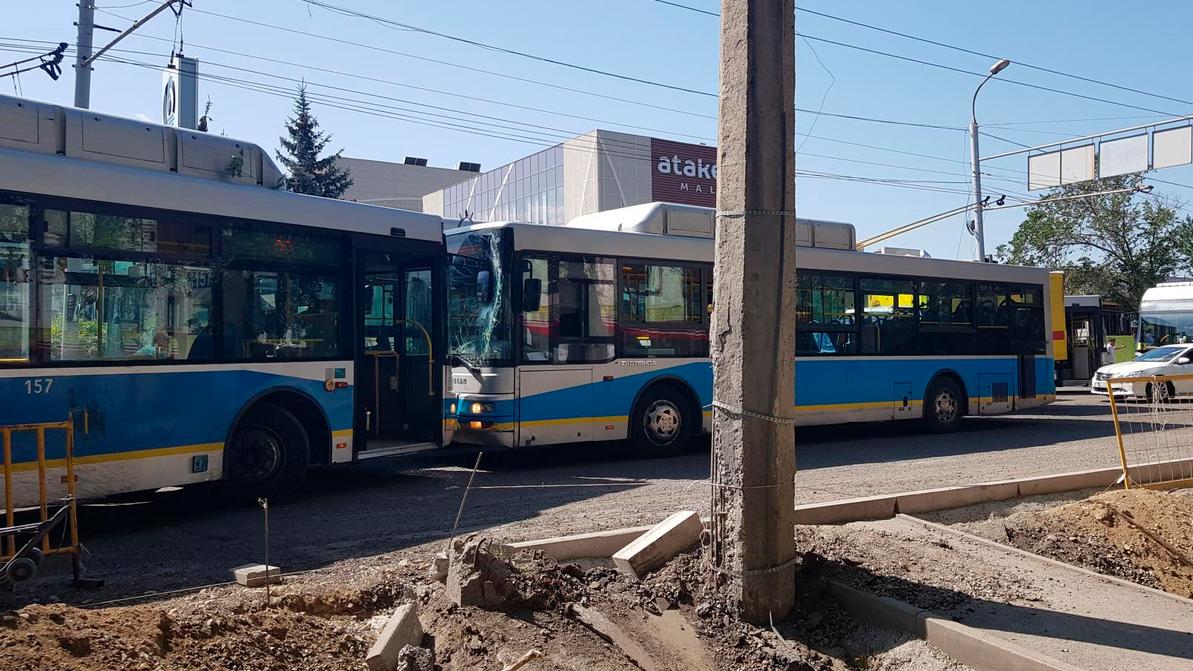В Алматы, на улице Тимирязева, лоб в лоб столкнулись два автобуса