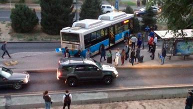 Автобус вылетел на островок BRT в Алматы