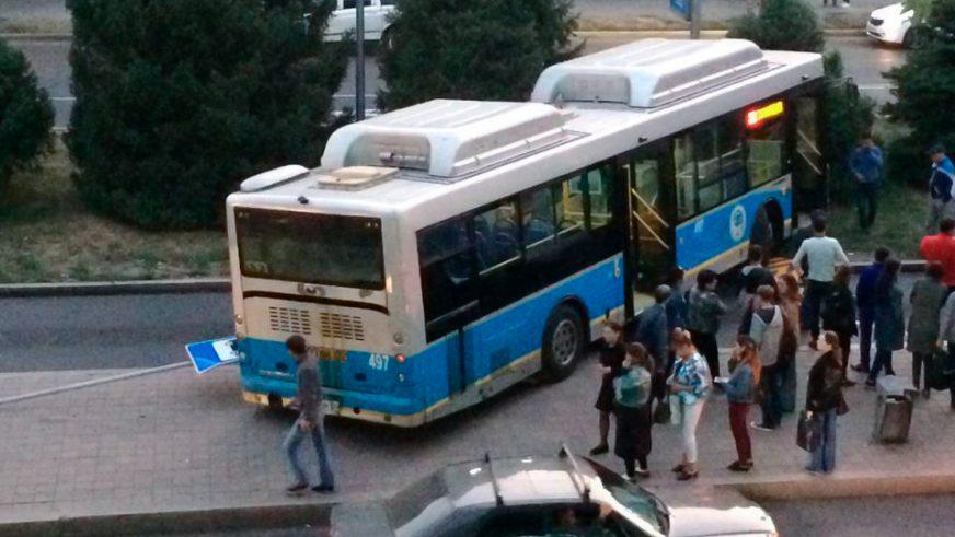 Автобус вылетел на островок BRT в Алматы