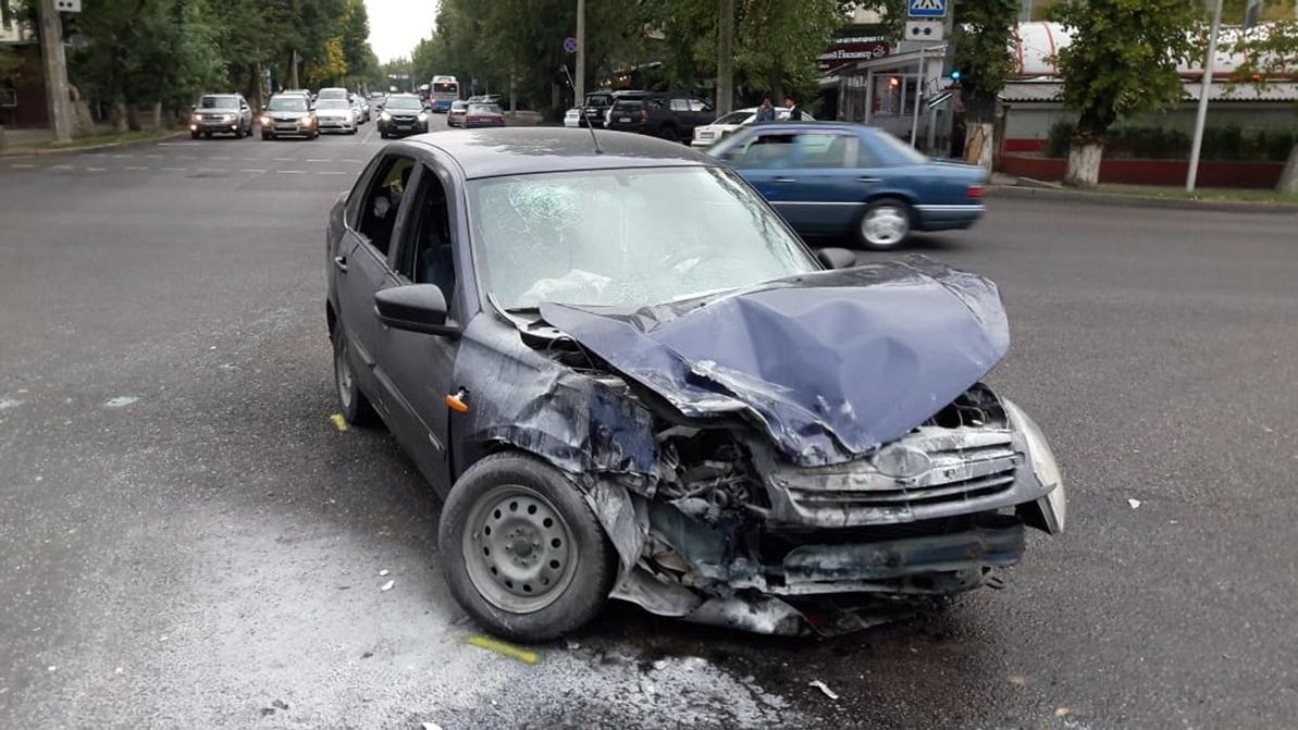 В Алматы столкнулись Camry и Granta. Шестеро пострадали