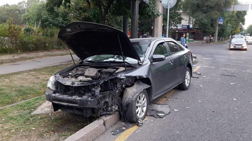 В Алматы столкнулись Camry и Granta. Шестеро пострадали