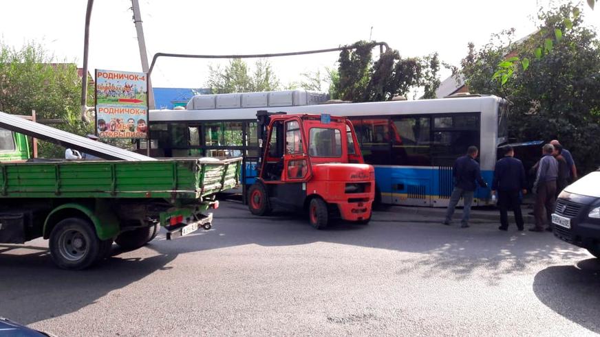 Автобус врезался в газовую трубу в Алматы