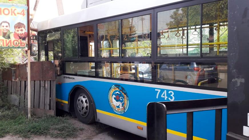 Автобус врезался в газовую трубу в Алматы