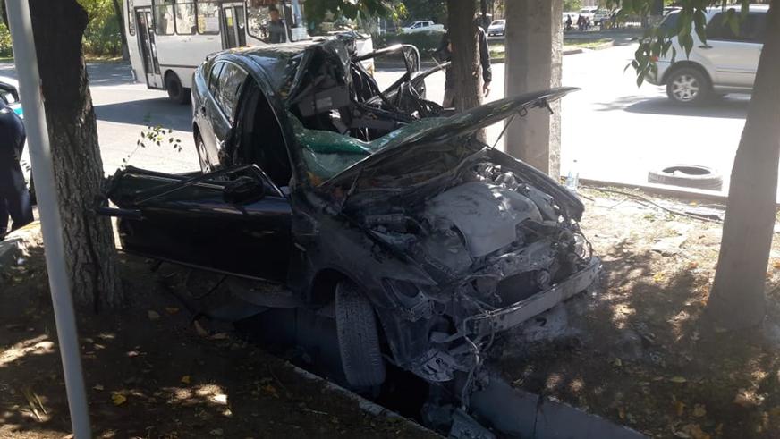 Двое пострадали в аварии с участием Lexus GS в Алматы
