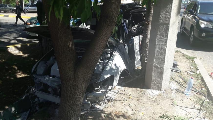 Двое пострадали в аварии с участием Lexus GS в Алматы