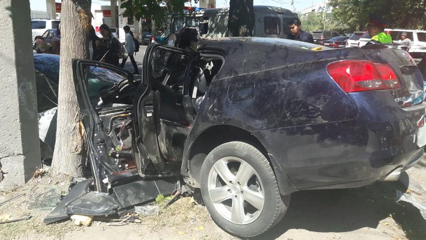 Двое пострадали в аварии с участием Lexus GS в Алматы