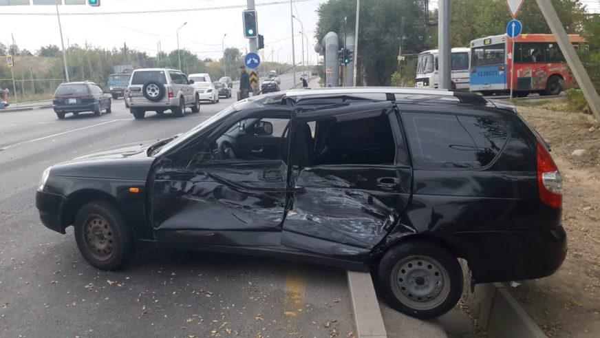 Lexus протаранил две машины в Алматы