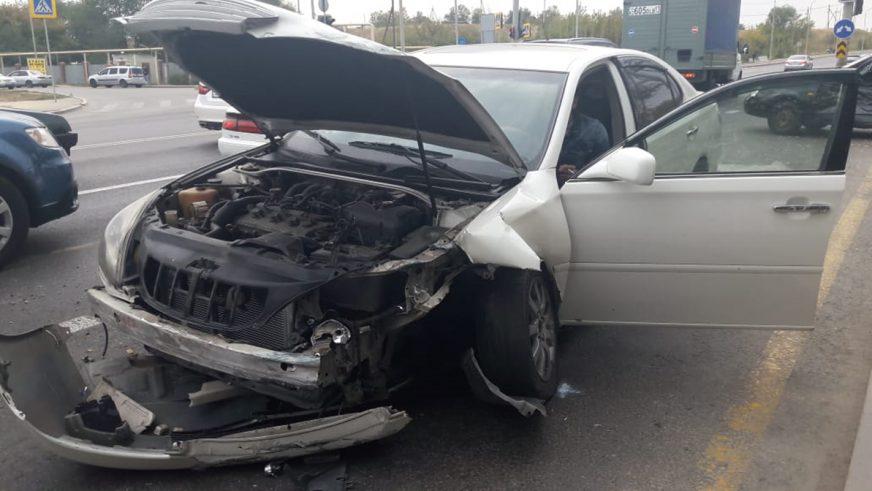 Lexus протаранил две машины в Алматы