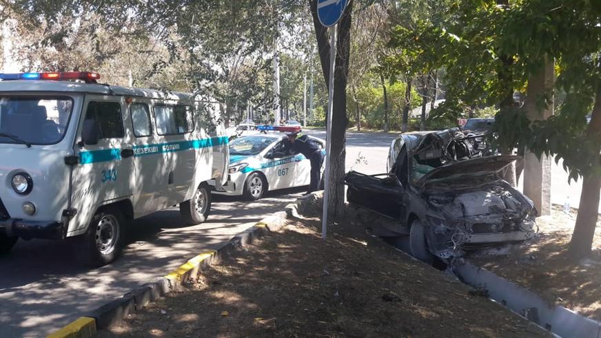 Двое пострадали в аварии с участием Lexus GS в Алматы