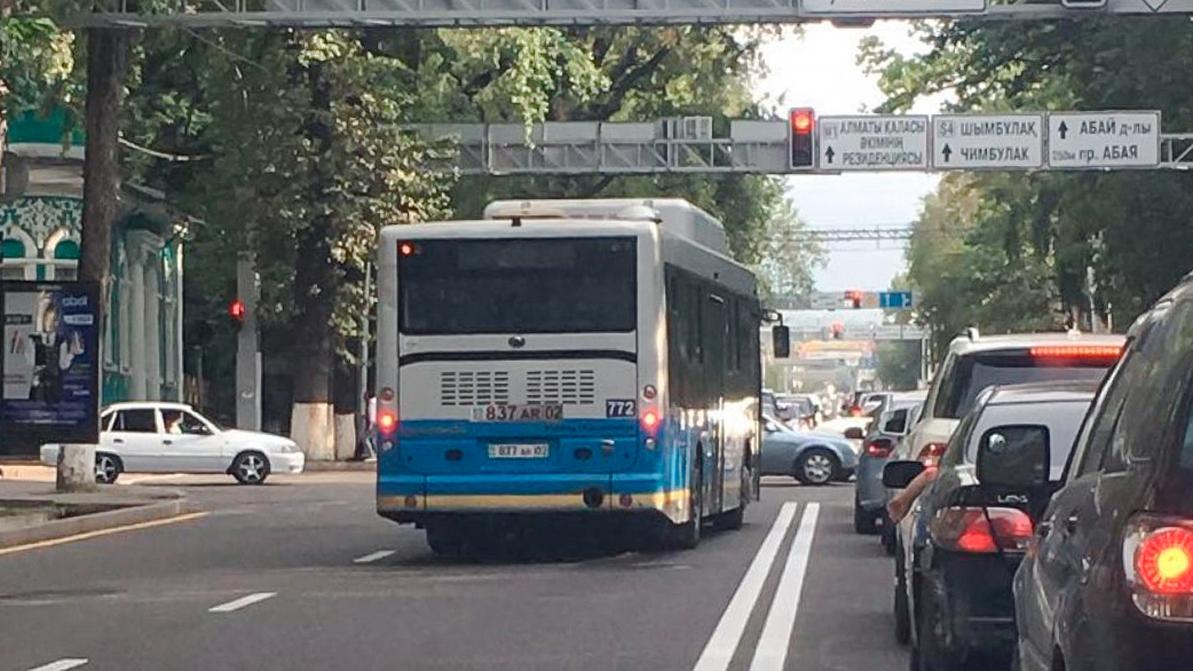 На 2.5 миллиона тенге оштрафовали водителей автобусов в Алматы