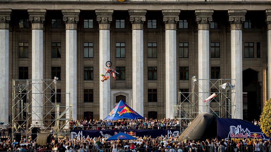 Пролетая над Старой площадью