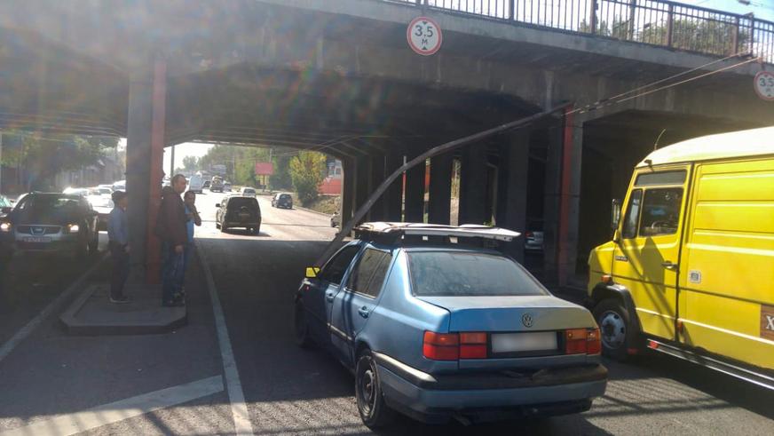 Volkswagen Vento чудом не нарвался на швеллер под мостом в Алматы