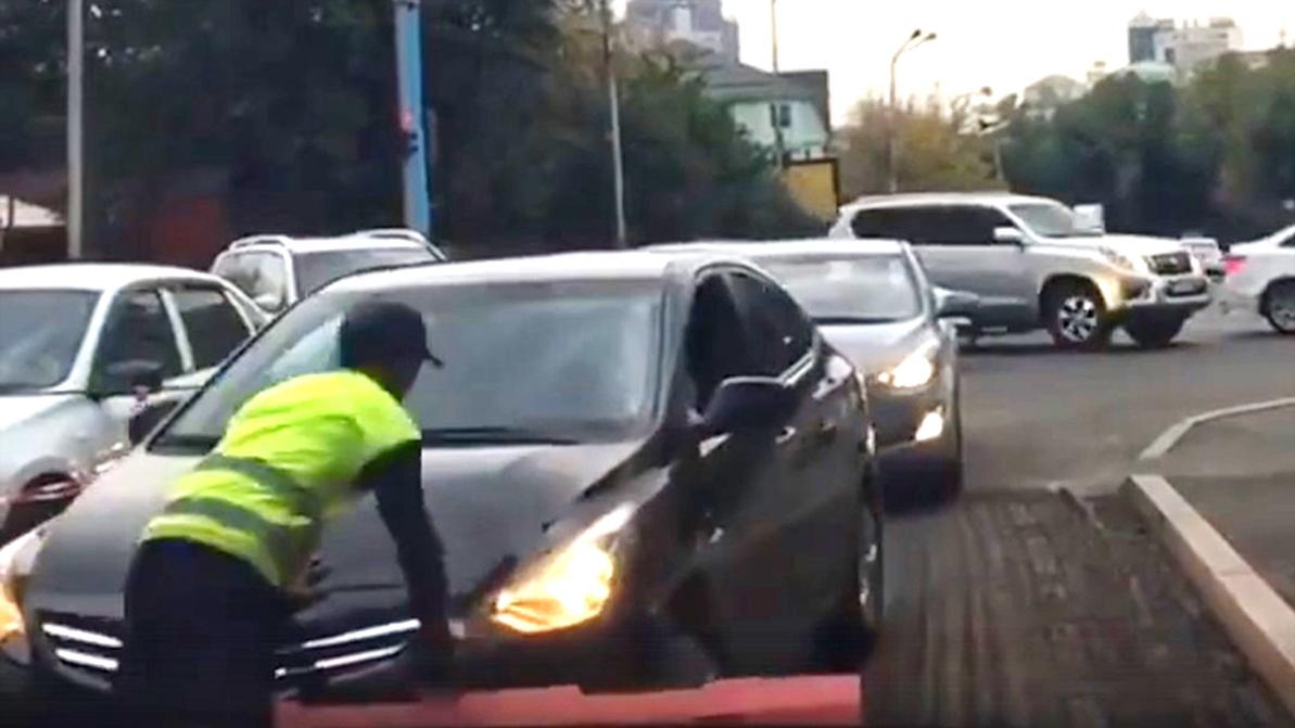 Неадекватная девушка напала на дорожного рабочего в Алматы