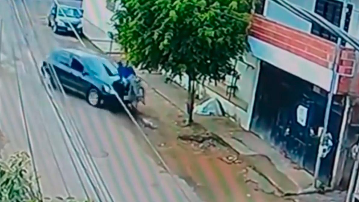 13-летняя девочка угнала авто и сбила велосипедиста в Бразилии