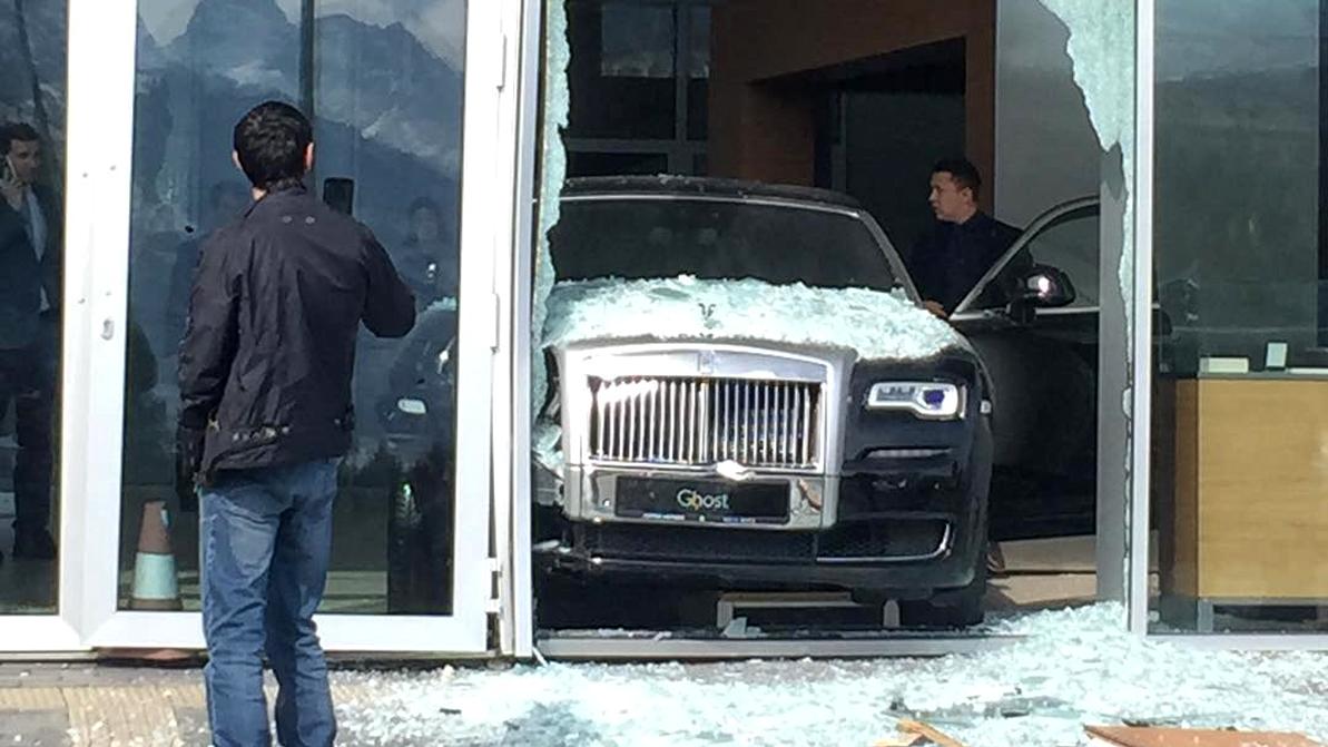 В 45 млн тенге обошёлся ремонт Rolls-Royce и разбитой витрины