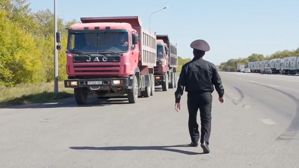 Погоню за 28 грузовиками устроили полицейские на трассе