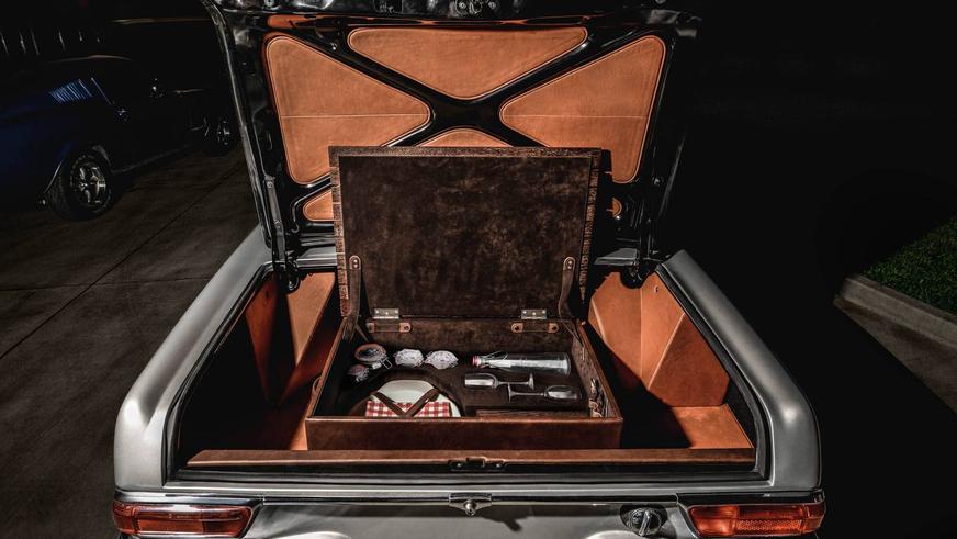 Тюнеры преобразили интерьер старого Mercedes-Benz 230 SL