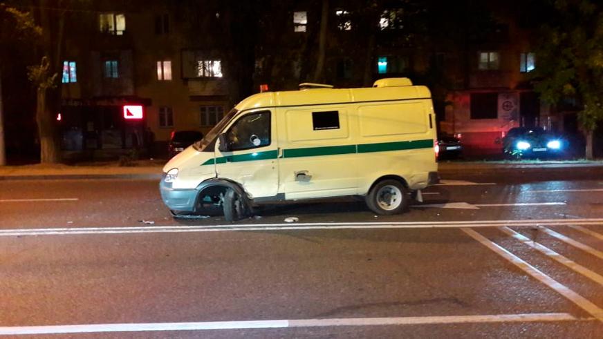 Четыре автомобиля столкнулись в Алматы. Один человек в больнице