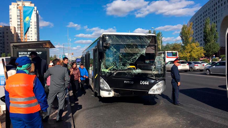 Два автобуса столкнулись в Астане на остановке