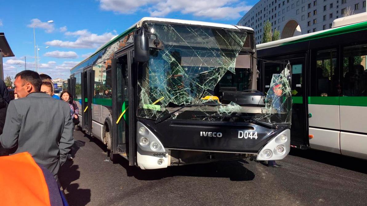 Два автобуса столкнулись в Астане на остановке