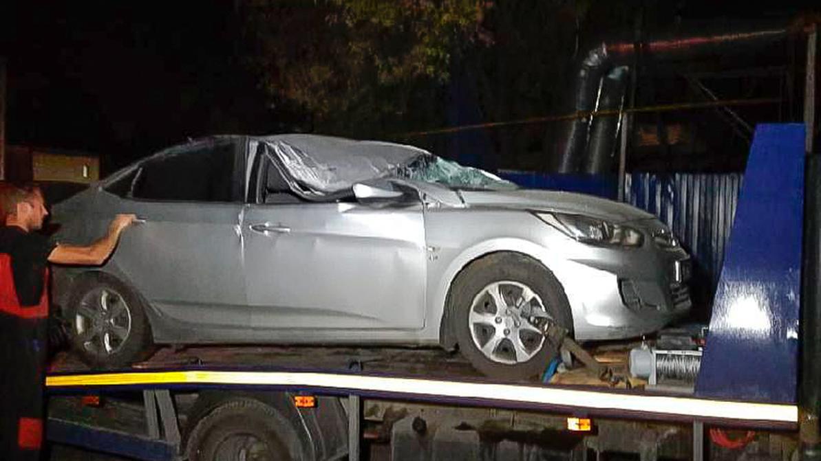 Бетономешалка снесла столб, который упал на Hyundai Accent